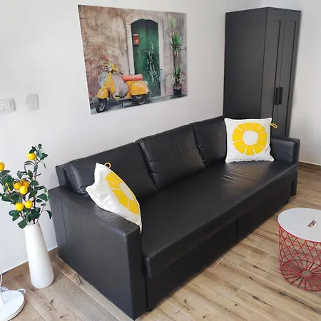 Melrose Apartment *