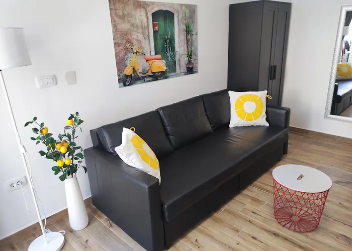 Melrose Apartment *